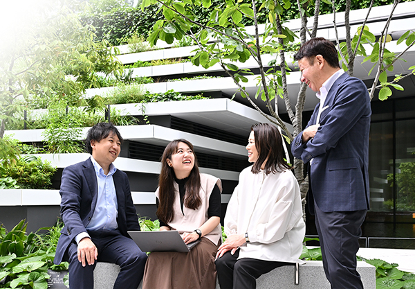 撮影現場で確認するスタッフ
